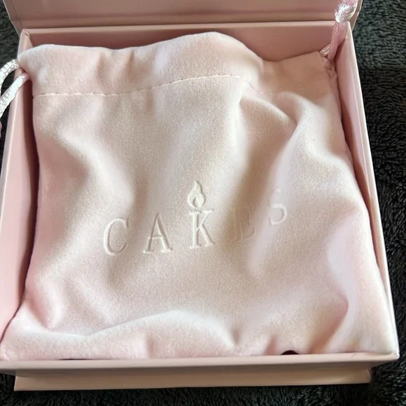 Cakes Body nipple covers- stick on bra. Small - Picture 3 of 4